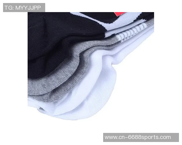 足球袜拼接设计的创新与时尚潮流结合，提升运动表现与穿着舒适度的完美选择